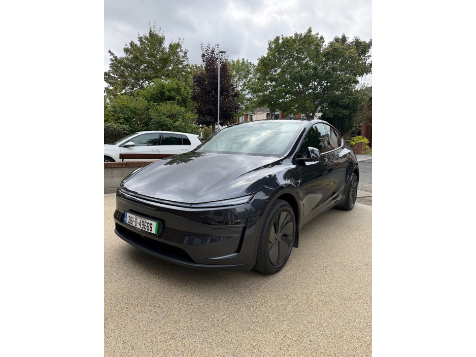 Tesla Model Y PREMIUM LONG RANGE RWD