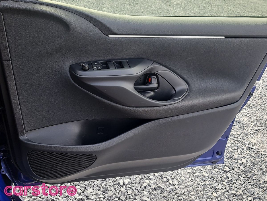 Toyota Yaris Hybrid X — thumbnail 17