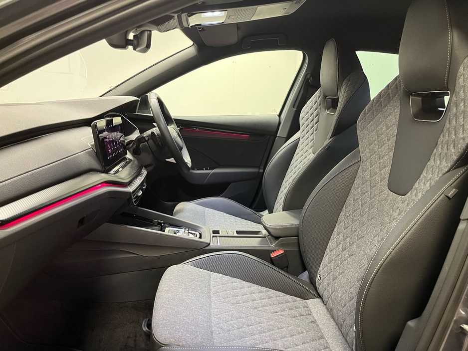 Skoda Octavia Sportline DSG 2.0TDI 150BHP - Reversing Camera - Ambient Lighting - Climate Control - Heated Seats - Keyless Start - Apple CarPlay/Android Auto — thumbnail 18