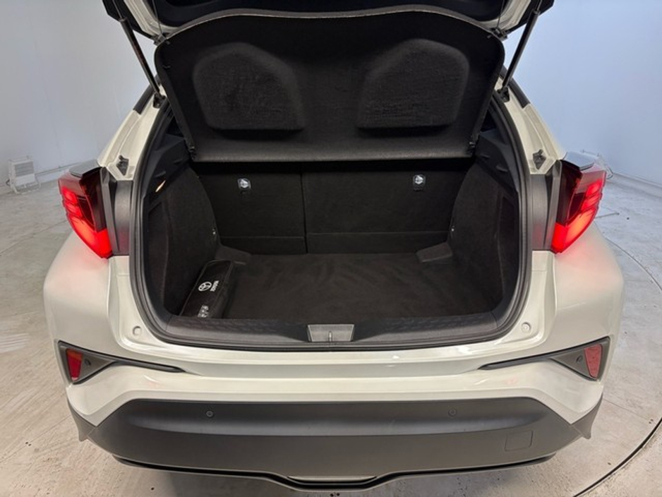 Toyota C-HR Hybrid Sol — thumbnail 10