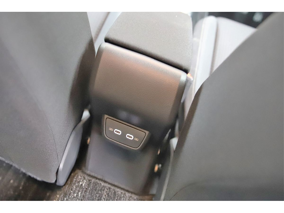 Volkswagen Polo 1.0 TSI DSG *VERY LOW KMS*UPGRADED 17" ALOYS*REVERSE CAM*PARK SENSORS* — thumbnail 25