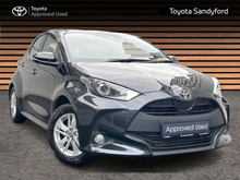 Toyota Yaris HYBRID LUNA // REAR CAMERA // TOYOTA SAFETY SENSE // BLUETOOTH // AIR CON // FULL WARRANTY