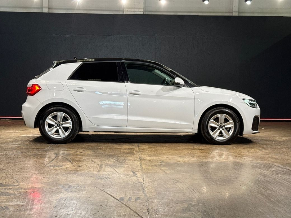 Audi A1 1.0 TFSI AUTOMATIC - WHITE/BLACK TWO-TONE - FACTORY ALLOYS - HEATED SEATS - DIGITAL DASH - REVERSE CAMERA/PARKING RADAR — thumbnail 2