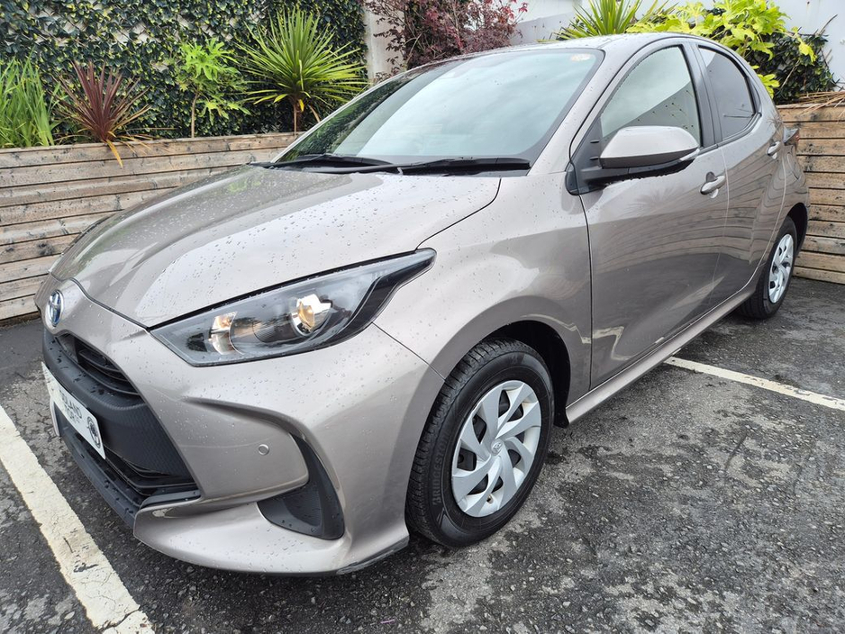 Toyota Yaris 1.5 HYBRID / X SPEC / BEST SMALL CAR ON THE ROAD / TAX €150 — thumbnail 2