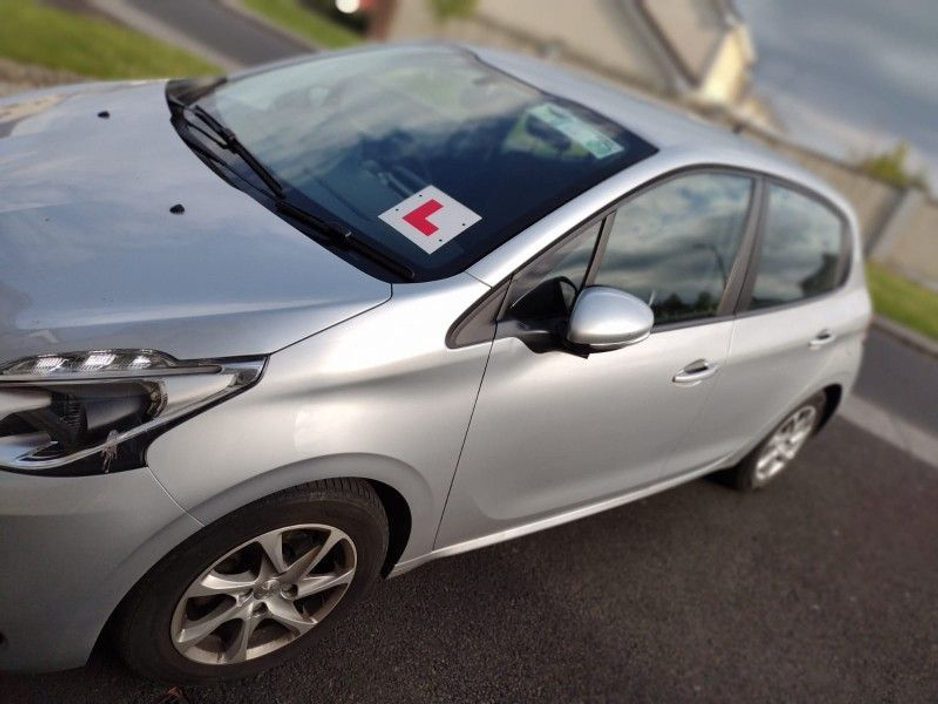 Peugeot 208 1.6 Active Hatchback Diesel Manual (75bhp) — thumbnail 4