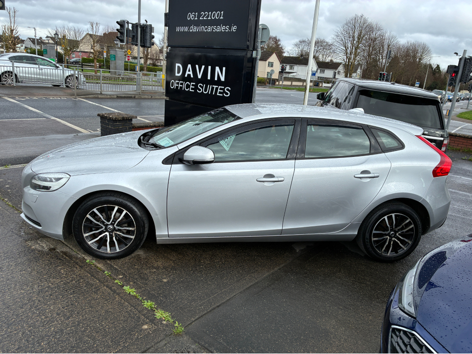 2018 Volvo V40 2L Diesel For Sale Images