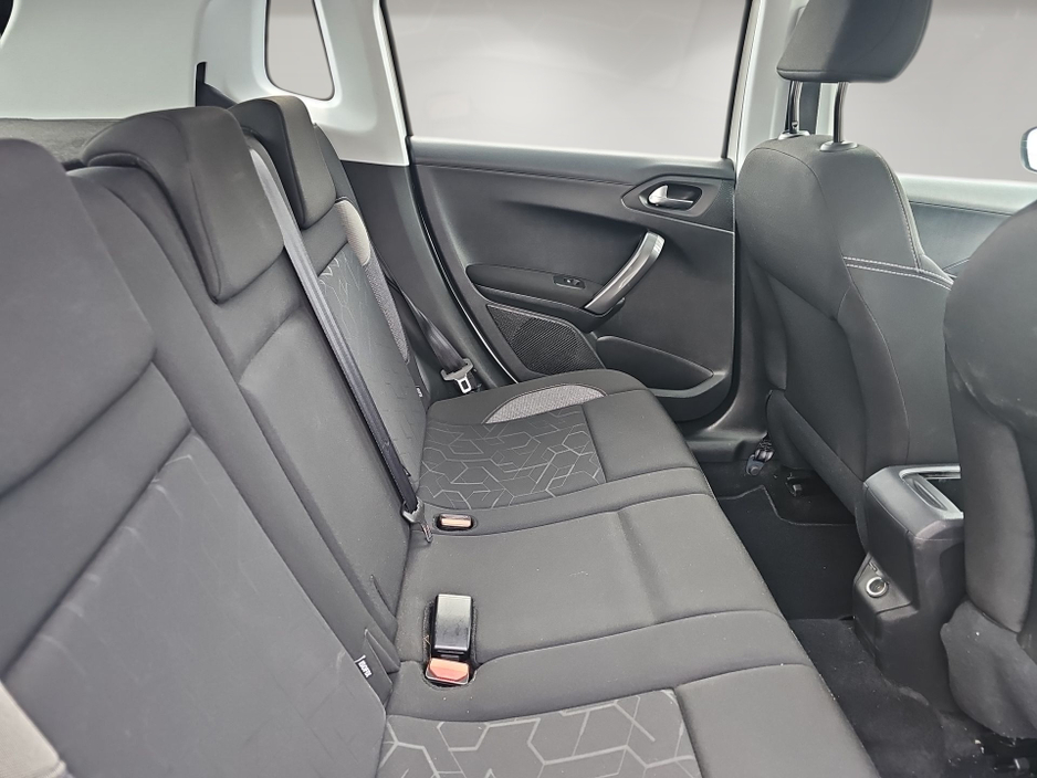 Peugeot 2008 ACTIVE 1.2 ** LOW MILEAGE IRISH CAR ** NICE SPEC ** 2 KEYS ** SUPERB EXAMPLE ** — thumbnail 8
