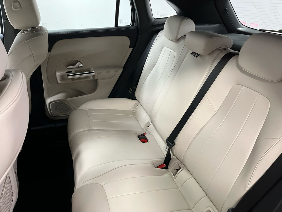 Mercedes-Benz GLA Class GLA 200 d Auto Progressive - 18 Inch Alloys - KEYLESS access - Rear View Camera - Heated Seats - Active Parking Assist Function — thumbnail 13