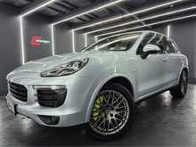 2017 Porsche Cayenne 3L Petrol Plug-in Hybrid For Sale Images