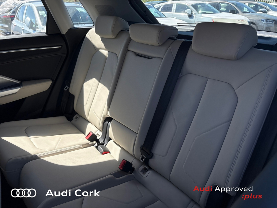 Audi Q3 2.0 35TDI 150BHP SE AUTOMATIC WITH COMFORT PACK, HIGH BEAM ASSIST & AMBIENT LIGHTING — thumbnail 13