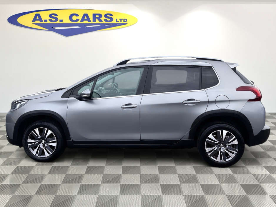 Peugeot 2008 ALLURE 1.2 PURETECH  ** PANORAMIC GLASS ROOF ** HALF LEATHER INTERIOR ** SAT NAV ** SUPERB EXAMPLE ** — thumbnail 4