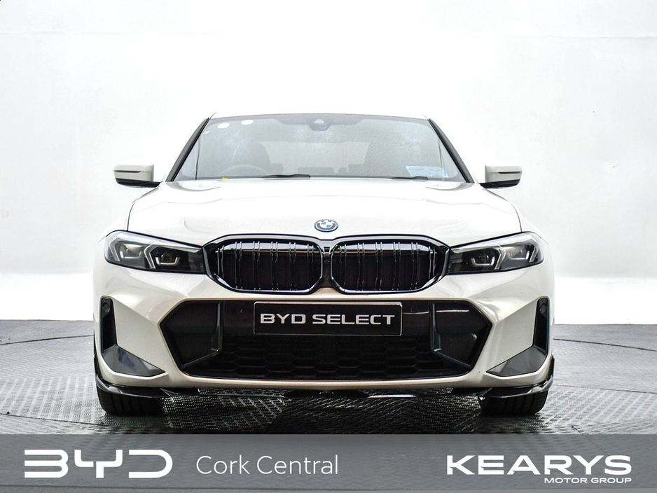 BMW 3 Series 330e M Sport PHEV Alpine White — thumbnail 4
