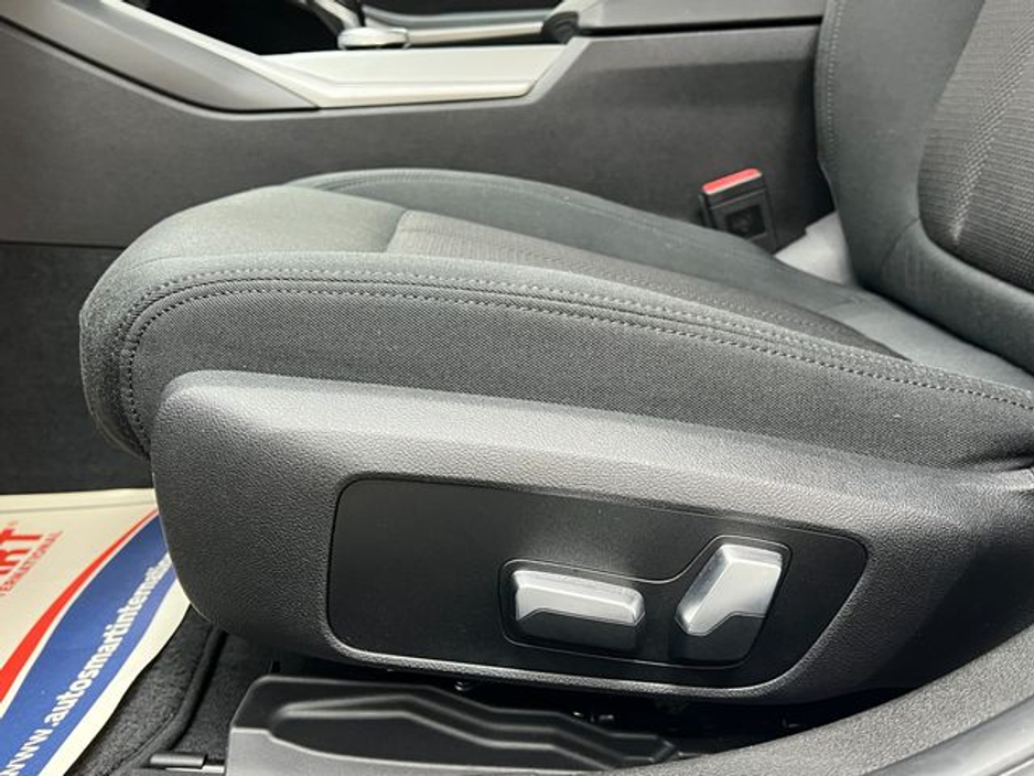 BMW 3 Series 320d xDrive 4WD — thumbnail 33