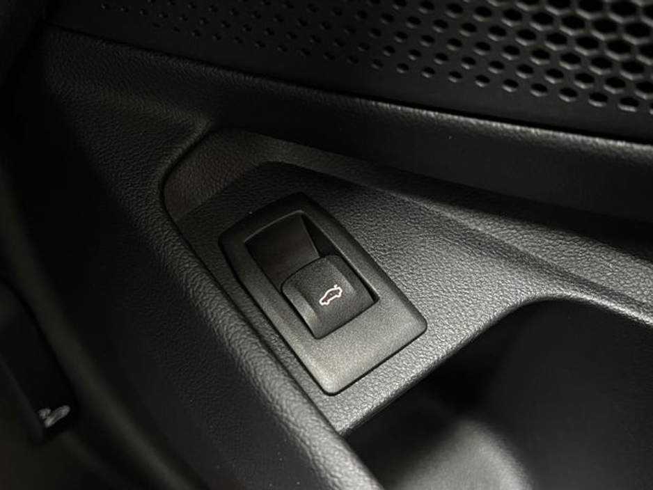 BMW 3 Series 320d xDrive 4WD — thumbnail 35