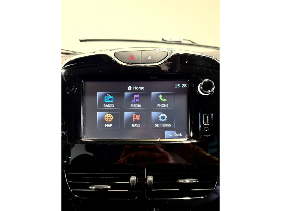 Renault Clio IV DYNAMIQUE 1.2 PET 7 4DR PETROL — thumbnail 12