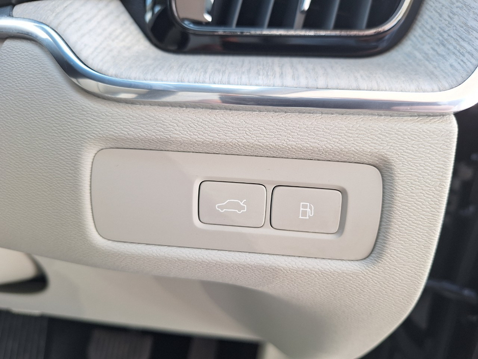 2023 Volvo XC60 2L Petrol Plug-in Hybrid For Sale Images