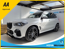 BMW X5 XDRIVE35D MSPORT PRO M-PERFORMANCE 5 SEATER DIESEL AUTOMATIC // MINERAL WHITE // HEAD-UP DISPLAY // SOFT CLOSE DOORS // FULL AIR SUSPENSION // X5M WHEEL PACKAGE // HEATED/COOLED SEATS // CRYSTAL PACK