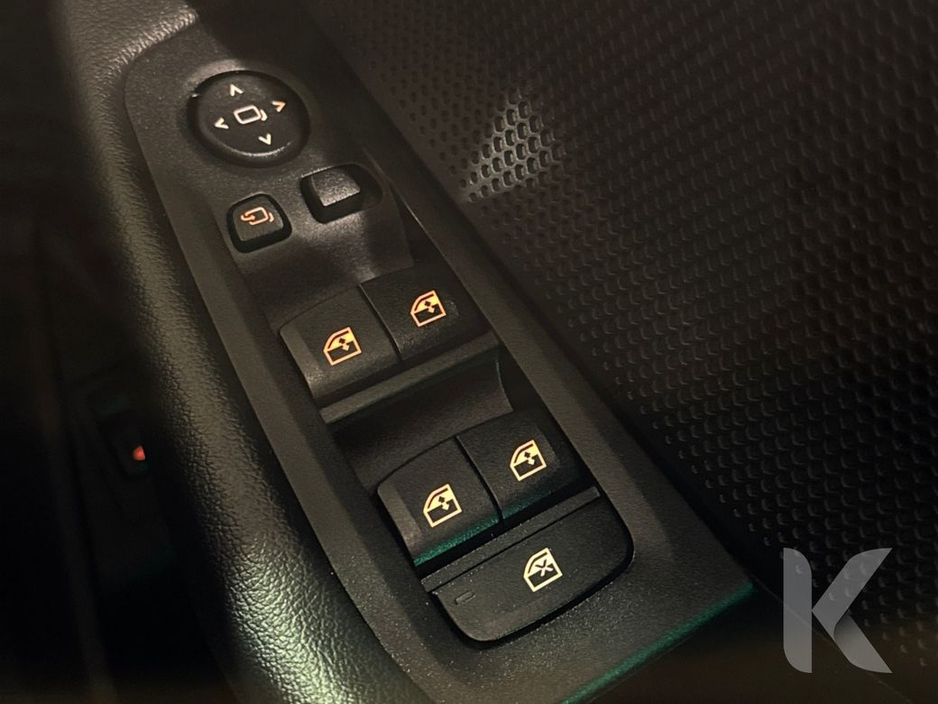 BMW 1 Series 1.5 AUTOMATIC - ELECTRIC TAILGATE - MULTI FUNCTION STEERING WHEEL - CRUISE CONTROL - REVERSE CAMERA - ELECTRIC SEATS — thumbnail 23