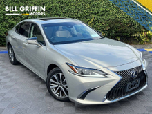 Lexus ES 300 H LUXURY 2.5 HYBRID * HUGE SPEC * // OPENING SUNROOF // 360 PARKING CAMERAS // LEATHER HEATED & COOLED SEATS