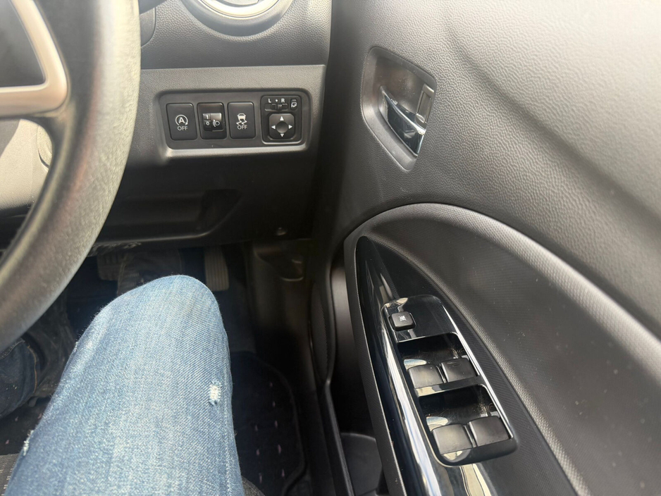Mitsubishi Mirage — thumbnail 11