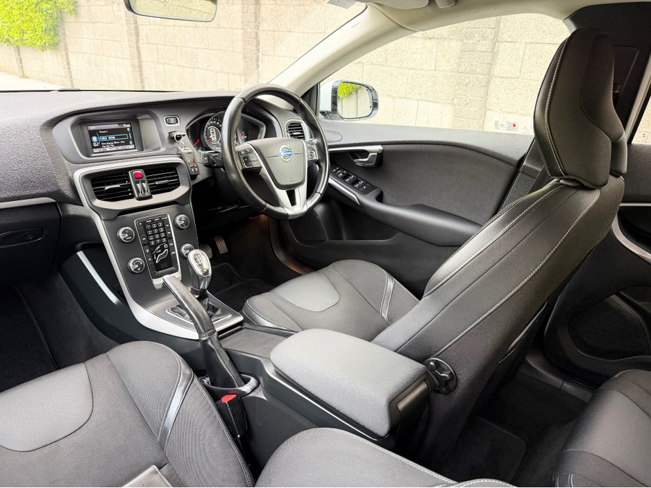 2014 Volvo V40 2L Diesel For Sale Images