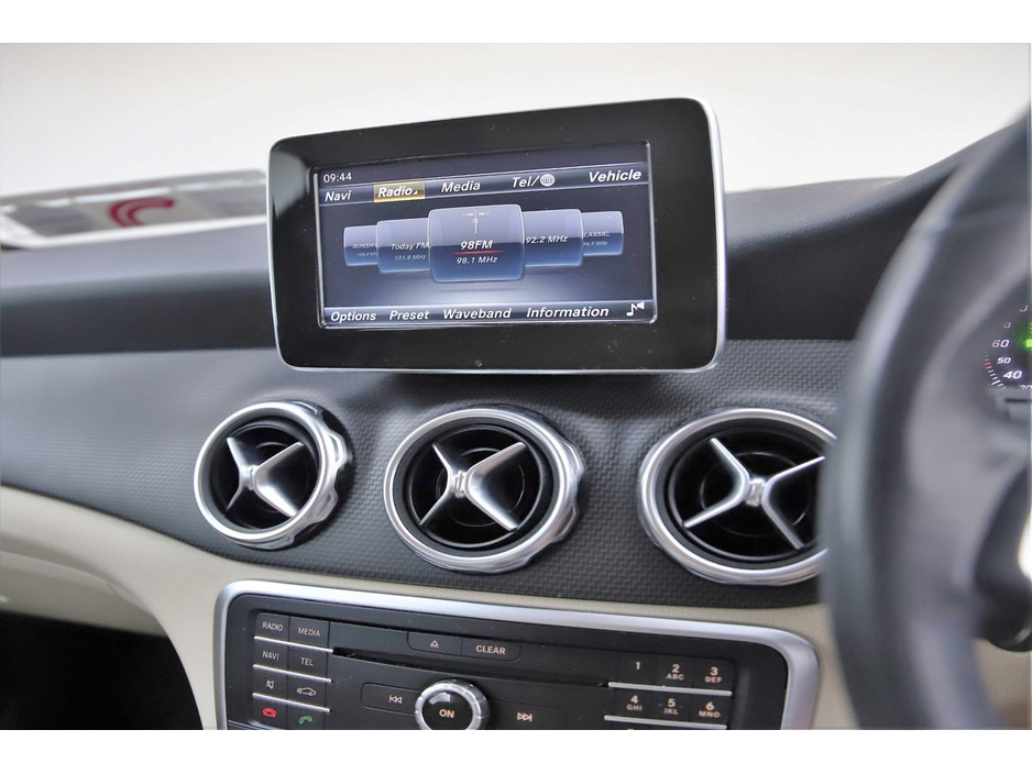 Mercedes-Benz GLA Class GLA 180 *BEIGE LEATHER* — thumbnail 19