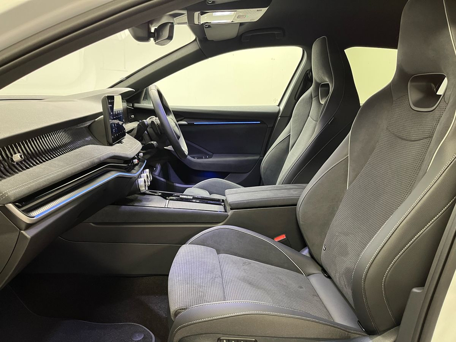 Skoda Superb Sportline DSG 2.0 TDI 150BHP - 19 Inch Alloys - Reversing Camera - Ambient Lighting - Climate Control - Electric Heated Memory Seats - Keyless Start - Apple CarPlay/Android Auto — thumbnail 18