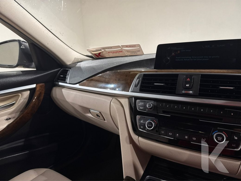 BMW 3 Series 330e 2.0 HYBRID - MULTI FUNCTION STEERING WHEEL - CRUISE CONTROL - LANE KEEP ASSIST - HEATING / AC CONTROLS - HEATED SEATS - REVERSE CAMERA - ELECTRIC — thumbnail 25