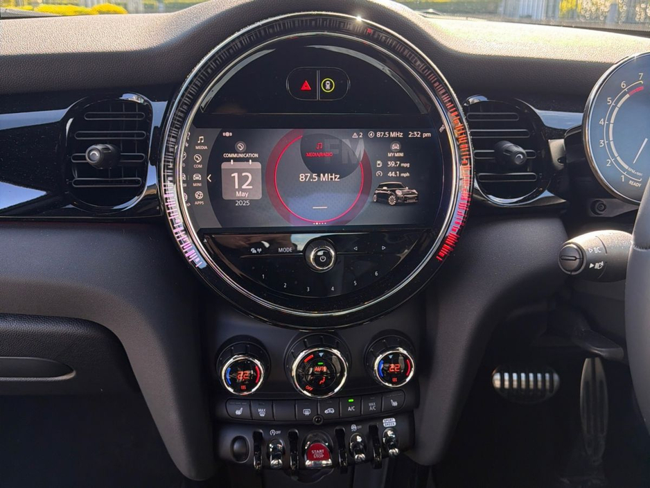 2024 MINI Hatch 2L Petrol For Sale Images