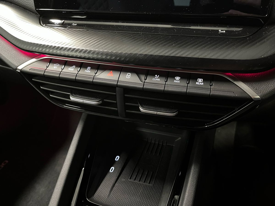 Skoda Octavia Sportline DSG 2.0TDI 150BHP - Reversing Camera - Ambient Lighting - Climate Control - Heated Seats - Keyless Start - Apple CarPlay/Android Auto — thumbnail 12