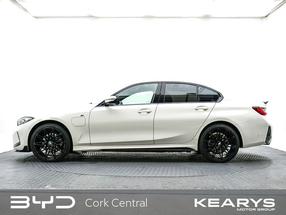 BMW 3 Series 330e M Sport PHEV Alpine White — thumbnail 3