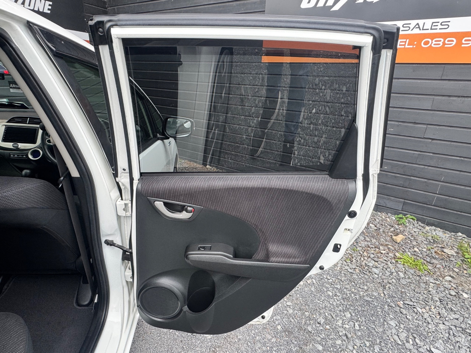 Honda Fit 1.3 HYBRID 5DR AUTO — thumbnail 17