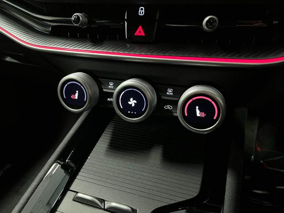Skoda Superb Sportline DSG 2.0TDI 150BHP - 19 Inch Alloys - Reversing Camera - Ambient Lighting - Climate Control - Electric Heated Seats - Keyless Start - Apple CarPlay/Android Auto — thumbnail 11