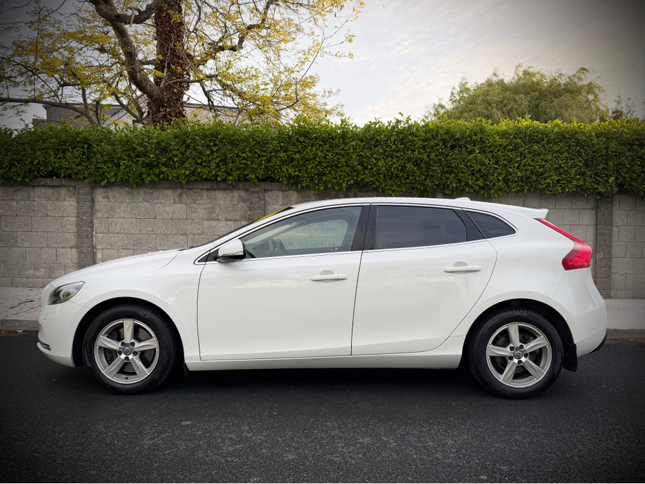 2014 Volvo V40 2L Diesel For Sale Images