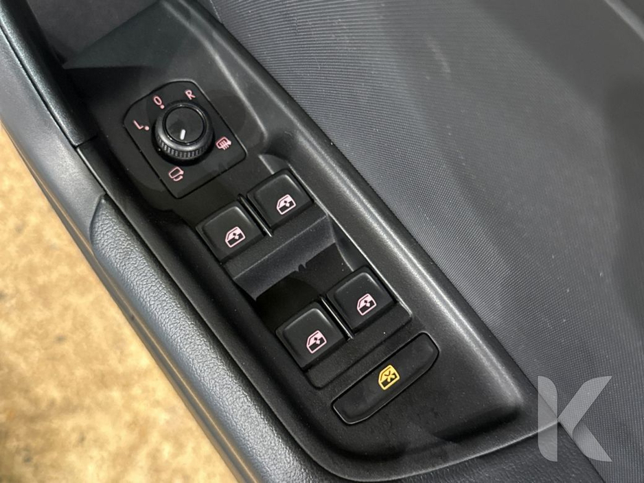 Audi A1 1.0 TFSI AUTOMATIC - WHITE/BLACK TWO-TONE - FACTORY ALLOYS - HEATED SEATS - DIGITAL DASH - REVERSE CAMERA/PARKING RADAR — thumbnail 17