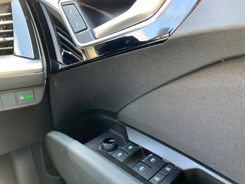 Audi Q4 e-tron E-TRON SPORT 35 EV AUTO // ONE OWNER // FULL SERVICE HISTORY // STUNNING CONDITION // 08/27 NCT AND €120 ROAD TAX // REVERSE CAMERA, HEATED SEATS AND — thumbnail 27