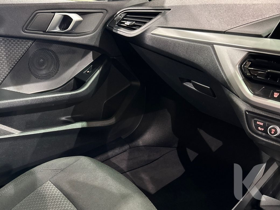 BMW 1 Series 118I 1.5 AUTOMATIC - FACTORY ALLOYS - CRUISE CONTROL - DIGITAL DASH - REAR CAMERA — thumbnail 23