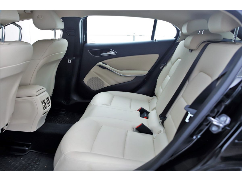 Mercedes-Benz GLA Class GLA 180 *BEIGE LEATHER* — thumbnail 16