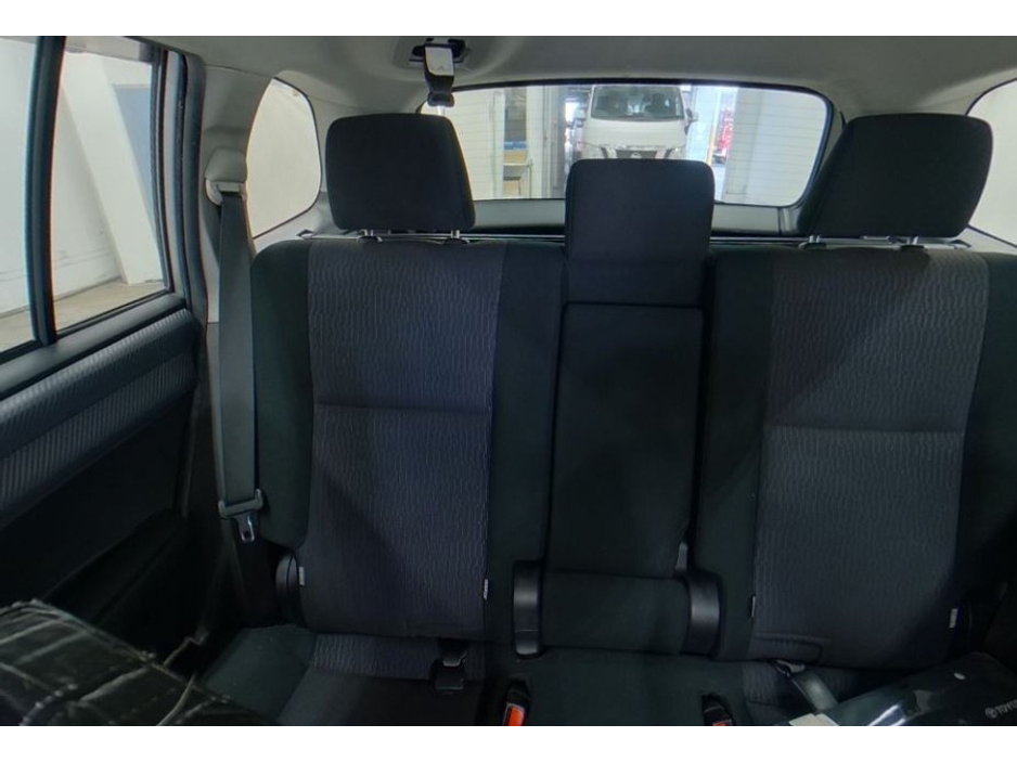 Toyota Corolla 1.5 Corolla Fielder Petrol Hybrid Auto — thumbnail 6