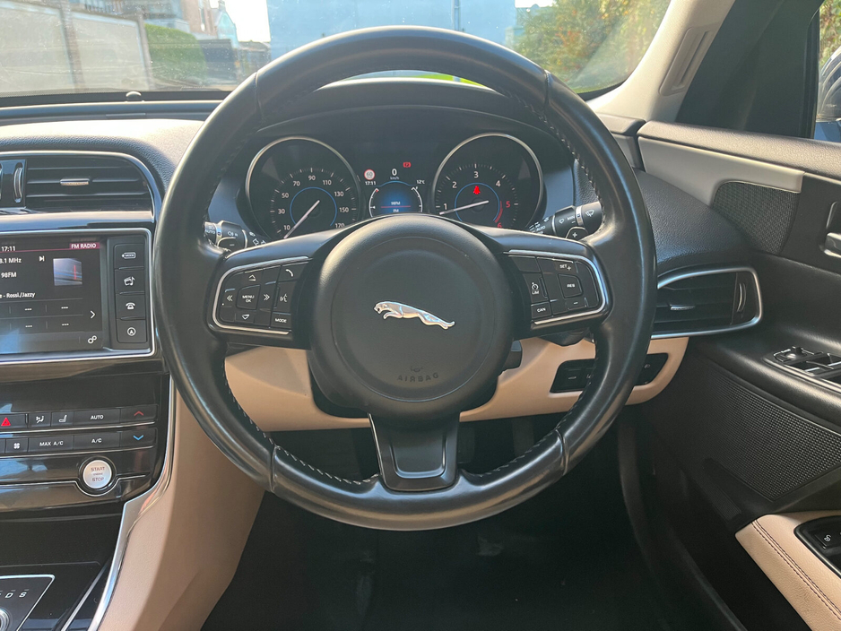 Jaguar XE 2.0 D Prestige Manual 180PS — thumbnail 18