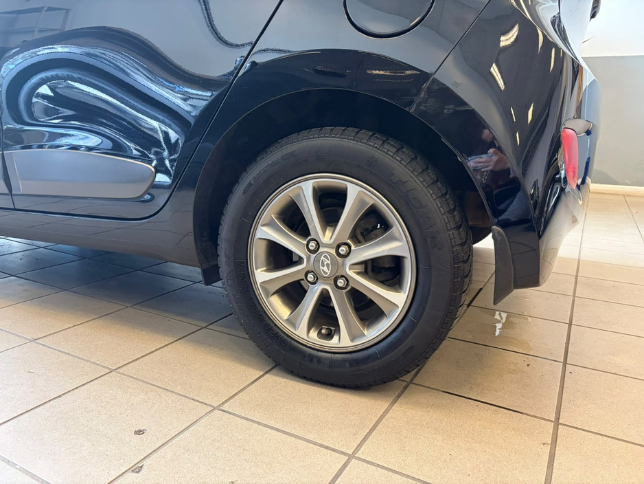 Hyundai i10 1.0 Deluxe Auto 4DR. Irish Car, NCT & TAX, 2Keys, Bluetooth, MFSW, Air Conditioning, Irish Radio, Alloy Wheels, Folding Rear Seats, Luggage Cover, USB/AUX and more. — thumbnail 15