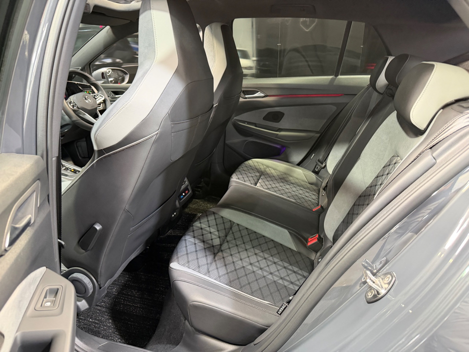 Volkswagen Golf 1.5 R-LINE AUTOMATIC SUNROOF ONLY 26,945KM//HARMAN KARDON SOUND SYSTEM//TILT&SLIDE SUNROOF — thumbnail 26