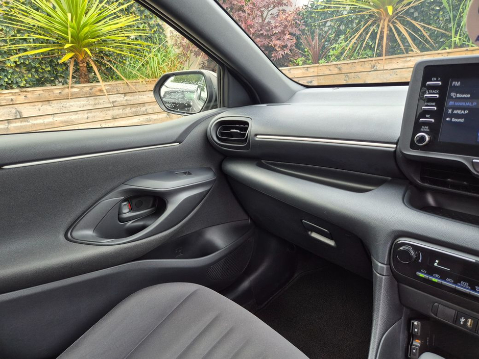 Toyota Yaris 1.5 HYBRID / X SPEC / BEST SMALL CAR ON THE ROAD / TAX €150 — thumbnail 26