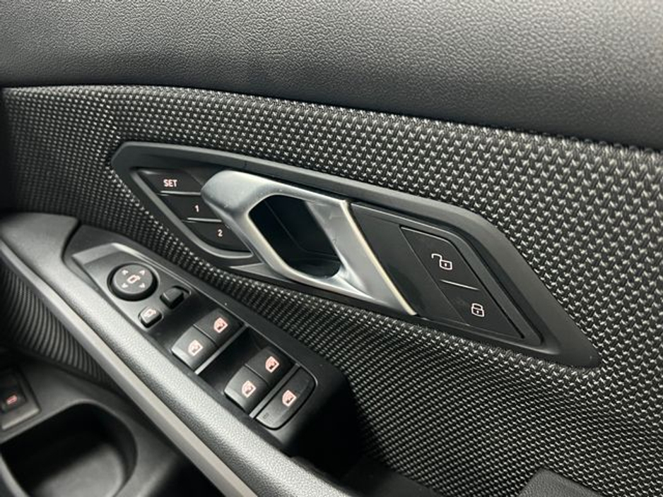 BMW 3 Series 320d xDrive 4WD — thumbnail 26