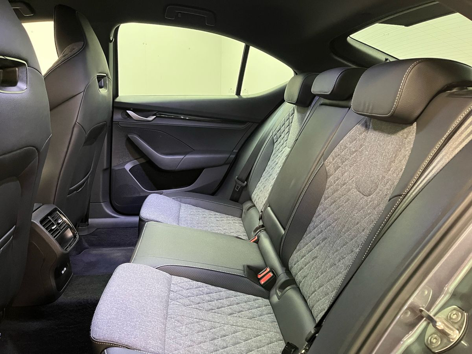 Skoda Octavia Sportline DSG 2.0TDI 150BHP - Reversing Camera - Ambient Lighting - Climate Control - Heated Seats - Keyless Start - Apple CarPlay/Android Auto — thumbnail 8