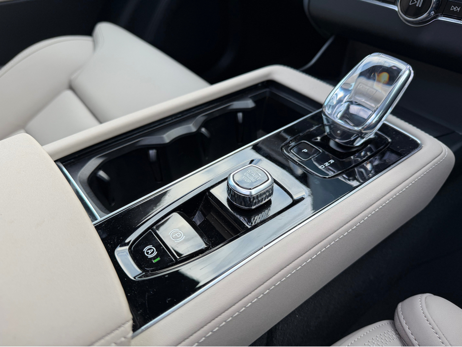 2025 Volvo XC90 2L Petrol Plug-in Hybrid For Sale Images