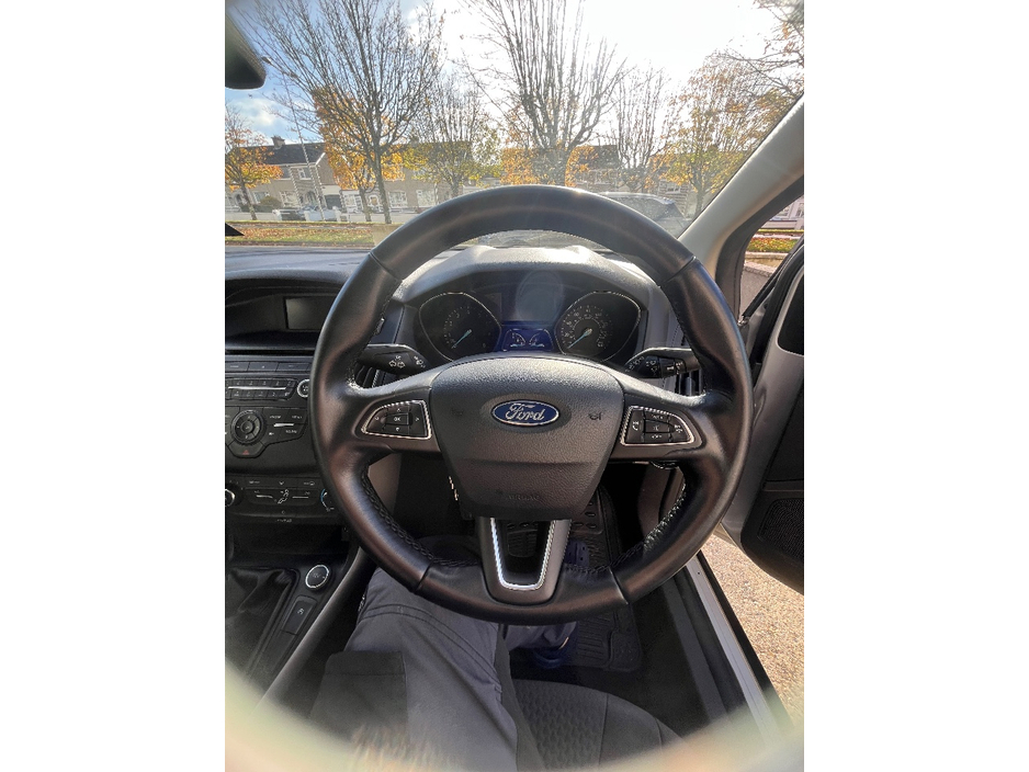 Ford Focus 1.0 T ZETEC ECOBOOST 125 — thumbnail 5