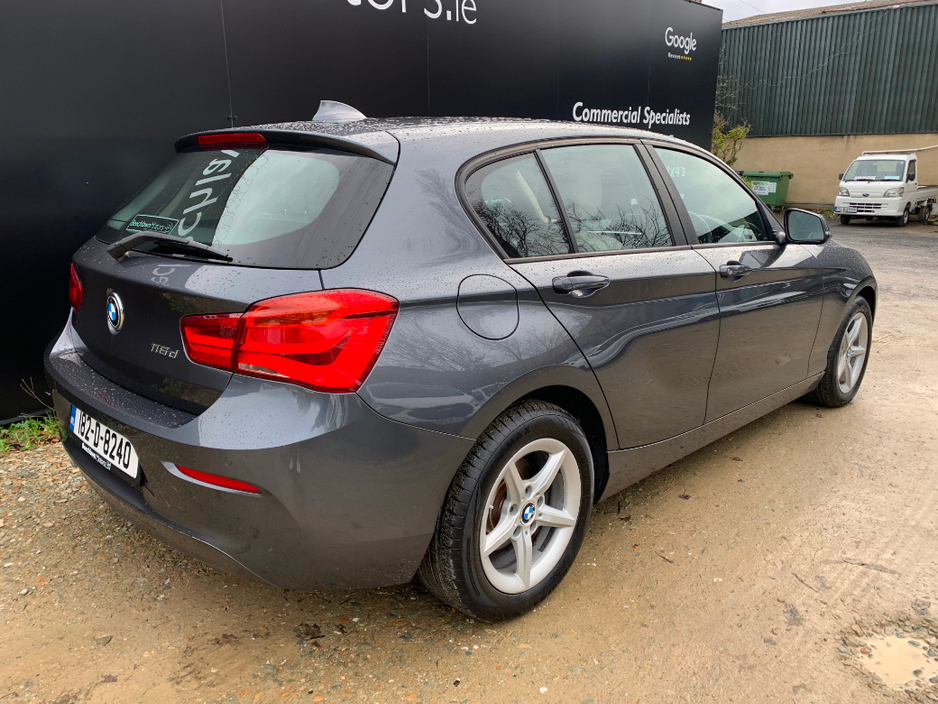 BMW 1 Series 116D SE AUTOMATIC // GREAT CONDITION // FULL SERVICE HISTORY // LEATHER, SAT NAV AND PARKING SENSORS // €200 ROAD TAX // 07/28 NCT // — thumbnail 3