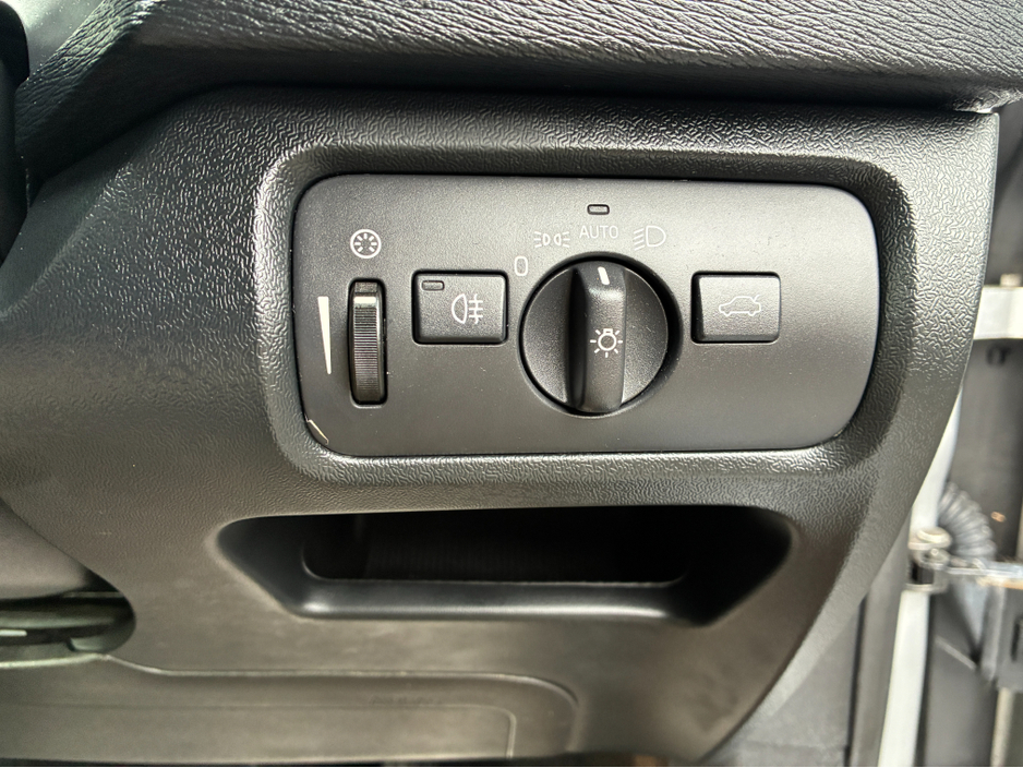 2018 Volvo V40 2L Diesel For Sale Images
