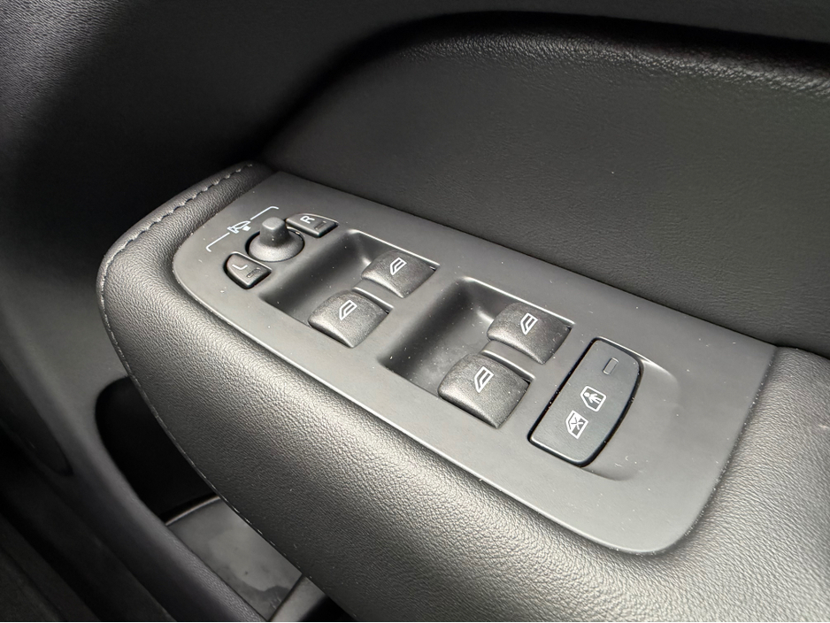 2023 Volvo XC60 2L Petrol Plug-in Hybrid For Sale Images